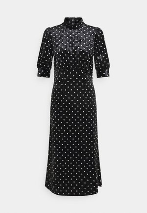 Schwarzes Samt-Midikleid mit weißen Polka-Dots, hohem Kragen, aufgebauschten Ellbogenlangen Ärmeln und tailliertem Schnitt.