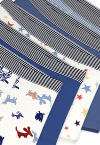 Τέσσερα ζεύγη παιδικά εσώρουχα με ριγέ και σχεδιαστές ζώνες μέσης. Τα χρώματα περιλαμβάνουν μπλε, λευκό και αποχρώσεις κόκκινου, κίτρινου και ναυτικού μπλε.