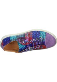 Sneaker colorato con un motivo intrecciato in blu, viola e rosso, caratterizzato da una punta in pelle e lacci viola su una suola in gomma bianca.