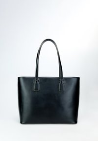 Čierna kožená taška na rameno s dvoma dlhými rúčkami, hladkým povrchom a minimalistickým dizajnom. Vybavená prešívaním po okrajoch.