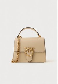 Mala bege de couro com formato estruturado, apresentando uma alça de corrente dourada e um motivo decorativo de pássaro num fecho circular.