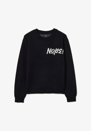 Maglione nero con collo a giro, caratterizzato da una grafica testurizzata bianca con la scritta "NOPE!" sulla parte anteriore, polsini e orlo a costine. Tessuto morbido.