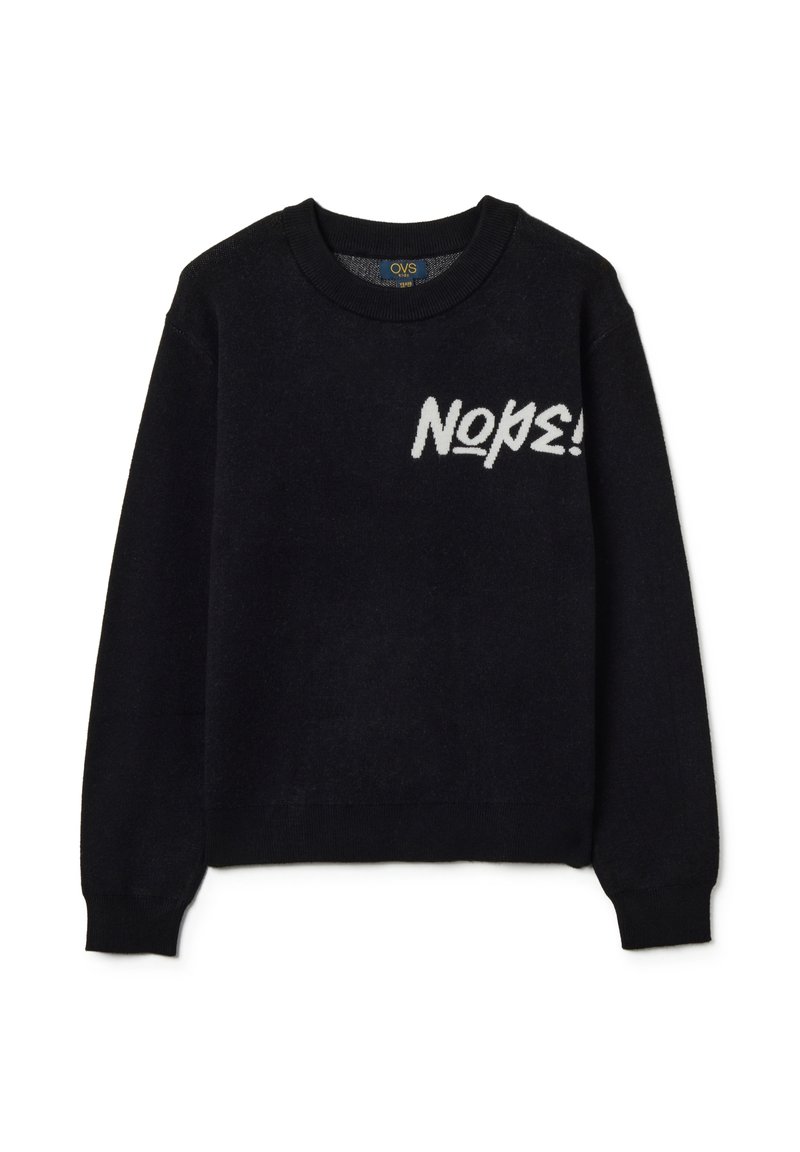 Maglione nero con collo a giro, caratterizzato da una grafica testurizzata bianca con la scritta "NOPE!" sulla parte anteriore, polsini e orlo a costine. Tessuto morbido.