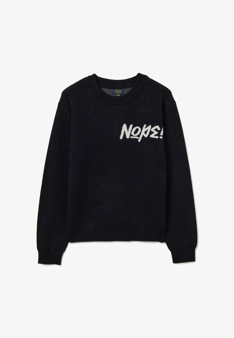Maglione nero con collo a giro, caratterizzato da una grafica testurizzata bianca con la scritta "NOPE!" sulla parte anteriore, polsini e orlo a costine. Tessuto morbido.