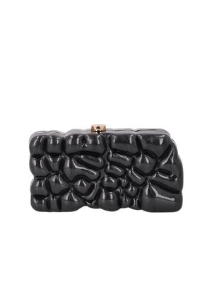 Borsa clutch nera lucida con superficie astratta e strutturata e piccola chiusura metallica sulla parte superiore, mostrata su sfondo bianco.