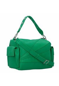 Sac à main en cuir vert au design structuré, avec une poignée supérieure et une bandoulière réglable. Détails de couture remarquables et poche latérale.