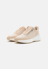 Beige sneakers med teksturert overdel, med en glidelås på siden og en polstret hvit såle. Subtil mønsterdetalj over stoffet.