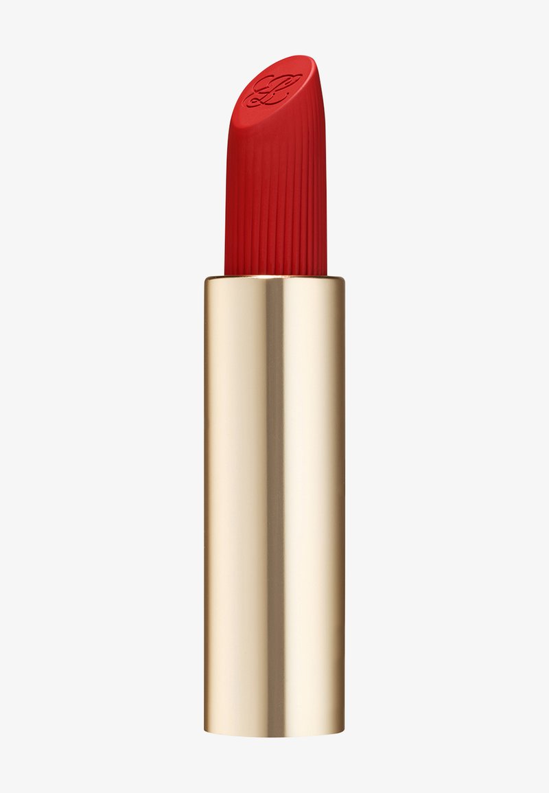 Roter Lippenstift mit einem goldfarbenen Metallgehäuse, das eine gerippte Textur und ein geprägtes Logo auf der schrägen Oberseite des Lippenstiftkörpers aufweist.
