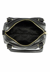 Czarna skórzana torebka z złotym zamkiem częściowo otwarta, ukazująca ciemny materiał wnętrza z subtelnym wzorowanym podszewką i podwójnymi uchwytami.