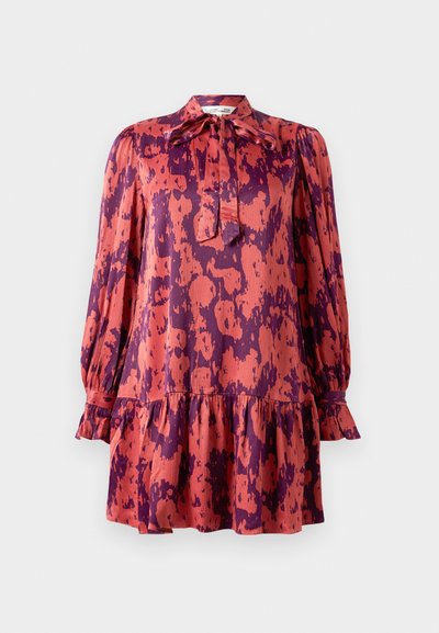 Haljina do koljena u vibrantnom koraljnom i ljubičastom apstraktnom uzorku, s dugim napuhanim rukavima, pričvršćenjem s mašnom oko vrata i volanima na rubu.