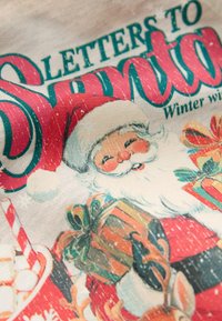 Illustration du Père Noël avec un chapeau rouge bordé de fourrure blanche, entouré de cadeaux colorés et d'un sucre d'orge sur un fond texturé de couleur blanc cassé.