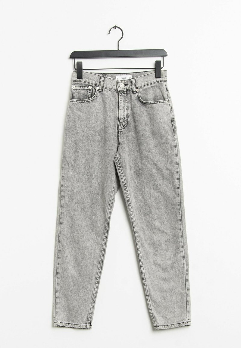 Jeans en denim gris clair taille haute avec bouton et fermeture éclair à l'avant, cinq poches, suspendus sur un cintre noir contre un fond blanc.
