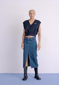 Nike Sportswear V NECK - Pamata T-krekls - black/sail