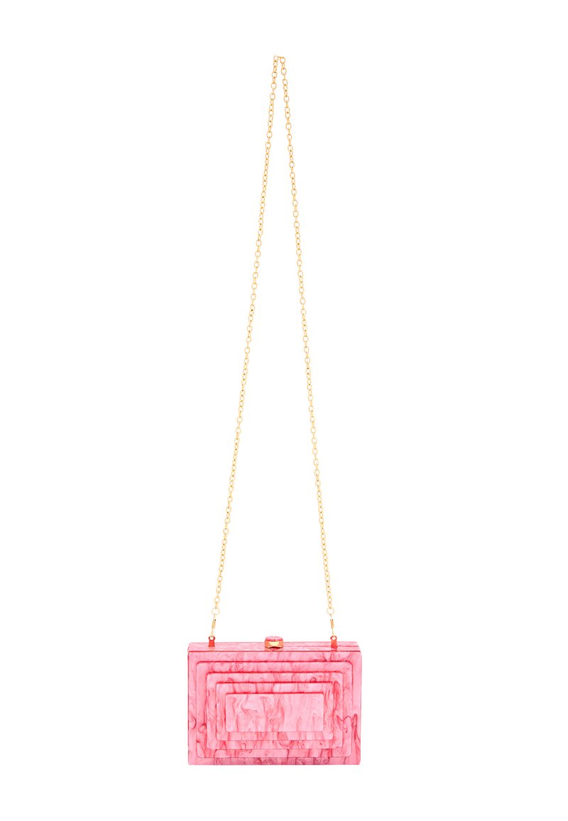 Borsa a tracolla in acrilico marmorizzato rosa, di forma rettangolare, con tracolla in catena dorata e un motivo geometrico sul fronte.