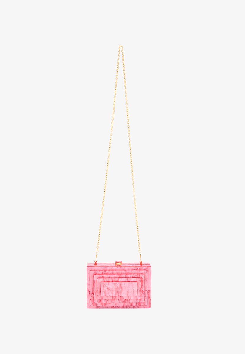 Borsa a tracolla in acrilico marmorizzato rosa, di forma rettangolare, con tracolla in catena dorata e un motivo geometrico sul fronte.