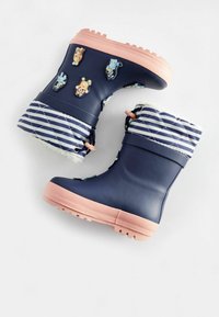Stivali impermeabili navy con suole rosa e parte superiore a strisce trapuntate, che presentano motivi di animali colorati sui lati e una suola testurizzata.