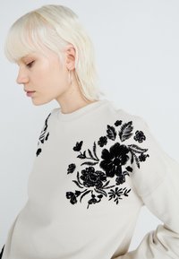 Vero Moda VMHELEN TRINA BOX - Melegítőfelső - birch/black