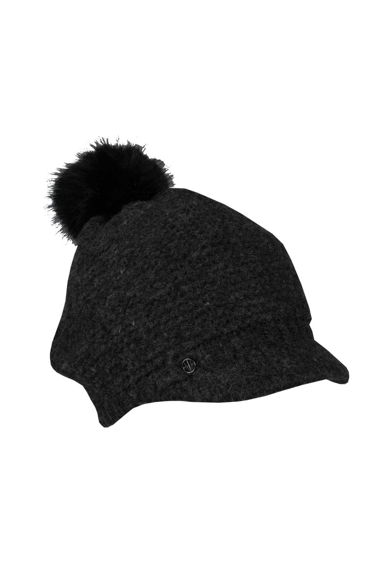 Cappello invernale lavorato a maglia nera con visiera corta e un grande pompon morbido sulla parte superiore su sfondo bianco.