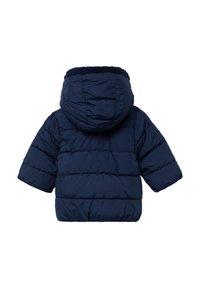 Marineblauwe pufferjack met capuchon, voorzien van een doorgestikte design, korte mouwen en een zachte binnenkraag voor extra warmte.