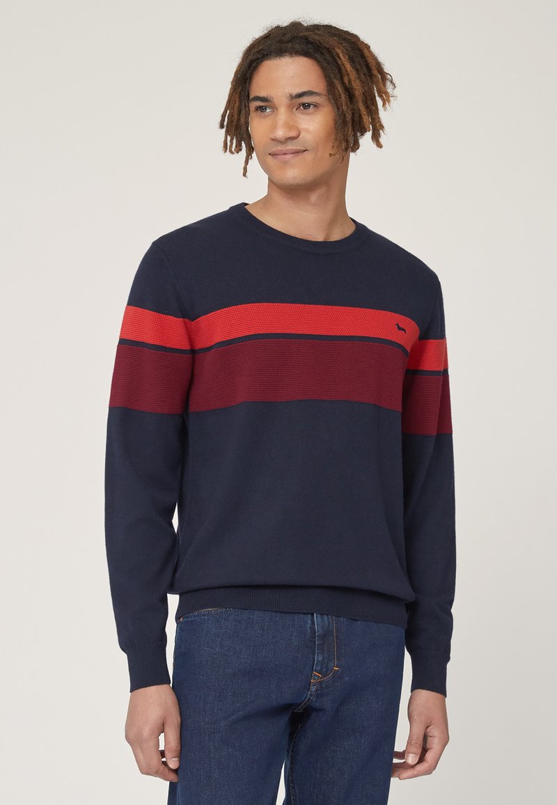 Maglione blu navy con strisce orizzontali rosse e bordeaux. Design a girocollo, texture a maglia, polsini e orlo a coste. Piccolo logo sul petto.
