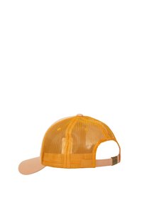 Gorra snapback de malla amarilla con visera beige sólida y correa ajustable en la parte trasera. Presenta un acento metálico de marca en el lateral.