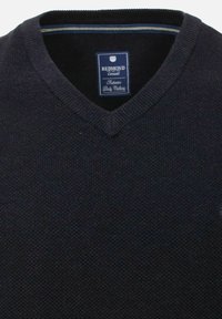 Donkerblauwe, gestructureerde trui met een V-hals ontwerp en geribbelde manchet. Het label leest "REDMOND Casual" in witte tekst op een blauwe achtergrond.