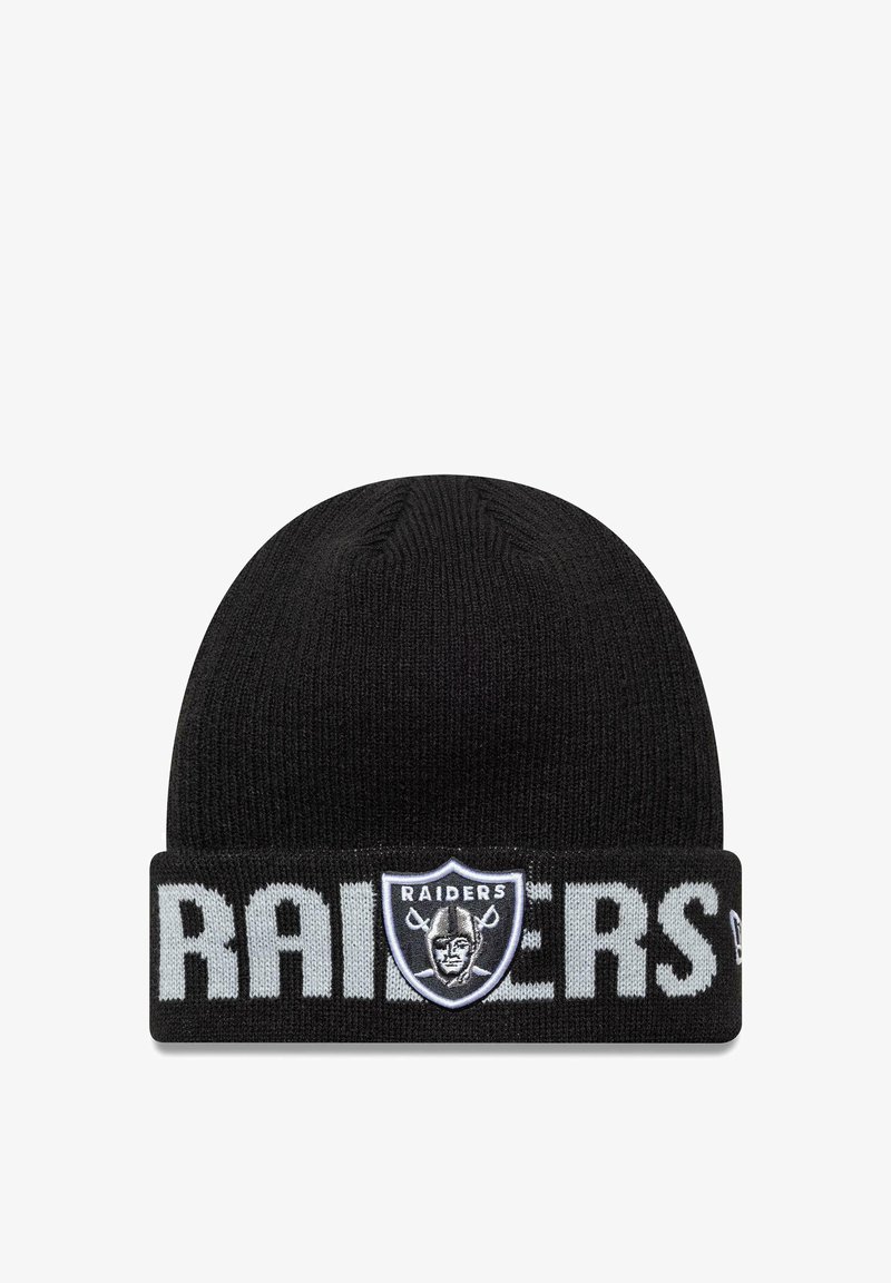 Mustat neulottu pipo, jossa on käännetty reunus, johon on kirjattu "RAIDERS" harmaalla. Edessä on joukkueen logo-patch. Sujuva pinta.