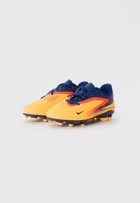 Des crampons de football jaunes avec un dessus texturé, des accents bleus et des détails orange ; dotés de pointes en caoutchouc moulé pour une traction optimale.