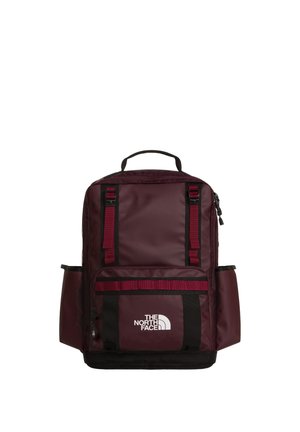 Mochila rectangular de color rojo oscuro con bolsillo delantero con cremallera, bolsillos laterales, detalles en negro, asa superior y logo de The North Face en blanco en el bolsillo delantero.