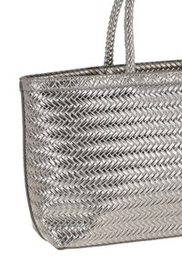 Zilveren geweven draagtas met een visgraatmotief, voorzien van twee gevlochten handgrepen en gladde randen, gemaakt van een reflecterend materiaal.
