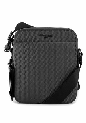 Borsa a tracolla nera realizzata in materiale sintetico testurizzato, dotata di chiusura con zip, tracolla regolabile e logo del marchio in rilievo.