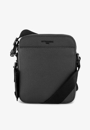 Borsa a tracolla nera realizzata in materiale sintetico testurizzato, dotata di chiusura con zip, tracolla regolabile e logo del marchio in rilievo.