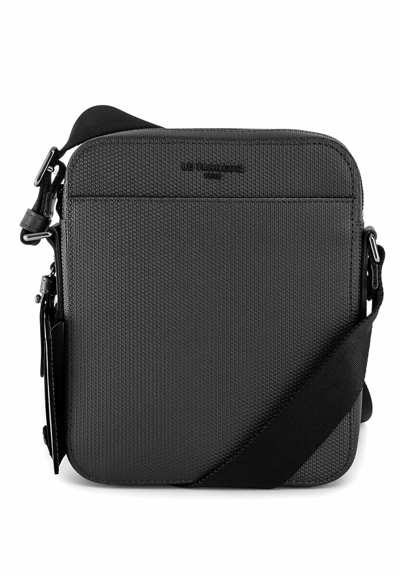 Bolso bandolera negro hecho de material sintético texturizado, con cierre con cremallera, correa ajustable y logo de la marca en relieve.