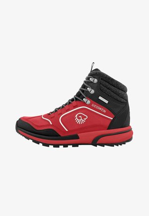 Rote und schwarze Wanderschuhe mit einer strukturierten Oberseite, einem auffälligen Schnürsystem, einem gepolsterten Schaft und einer Gummisohle mit einem strukturierten Profil.