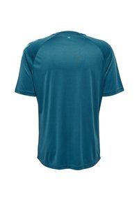 Kortärmad atletiskt t-shirt i mörk teal. Slät, fukttransporterande tyg med rund halsringning och raglanärmar. Inga synliga mönster eller accenter.