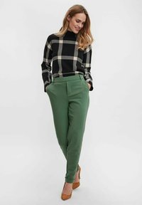 Vero Moda VMMAYA SOLID PANT - Nohavice - Evergreen