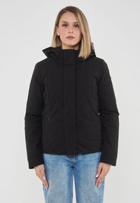 Giacca invernale nera imbottita con colletto alto e cappuccio, dotata di zip frontale e due tasche laterali. Fit da donna.