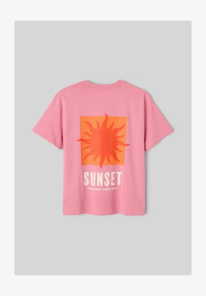T-shirt rose à manches courtes avec un graphique de soleil orange et le texte « SUNSET Glow now, worry later » au dos, sur un fond gris uni.