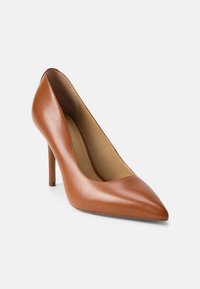 Καφέ δερμάτινο παπούτσι με ψηλή γόβα, μυτερή μύτη και κομψή σιλουέτα. Διαθέτει τακούνι στιλέτο και λεία υφή.