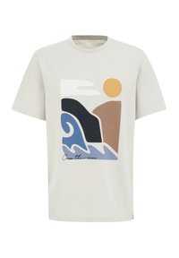 Krátký rukáv béžové tričko s abstraktním designem s sluncem, vlnami a geometrickými tvary v modré, hnědé a černé. Text zní "Přejdi řeku."