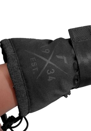 Guante de tela negra con un acabado texturizado, que presenta un puño ajustado y un detalle de logo impreso en gris oscuro. Cierre de cordón para un ajuste seguro.