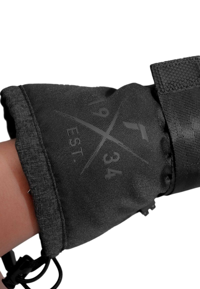 Guanto in tessuto nero con finitura testurizzata, dotato di un polsino aderente e dettaglio del logo stampato in grigio scuro. Chiusura a corda per una vestibilità sicura.