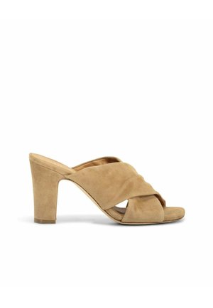 Beige suède open-toe mule met brede gekruiste bandjes en een dikke blokhak.