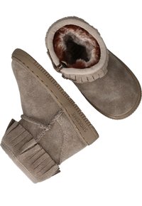 Tannenkleurige suede enkellaarsjes met een nepbont voering, elastische bovenrand, franjes en een gestructureerde rubberen zool, met gestikte details.