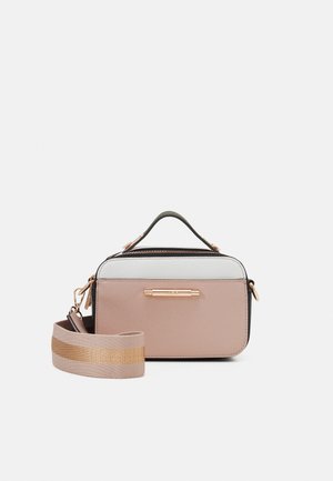 Borsa a tracolla in rosa tenue e nero, caratterizzata da una forma rettangolare, una texture liscia e dettagli hardware in tonalità oro. Include una tracolla a righe.