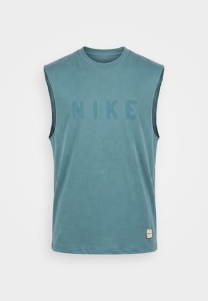Modro-zelené tielko Nike bez rukávov s okrúhlym výstrihom a nenápadným nápisom "NIKE" cez hruď, plus malá našitá etiketa pri leme.