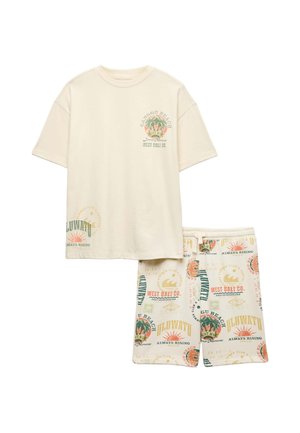 Beige T-shirt med korte ærmer og matchende shorts med farverigt tropisk strandtema tekst og grafik.