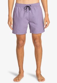 Costumi da bagno viola chiaro con elastico in vita, strings neri e tasche laterali, realizzati in un tessuto morbido e veloce da asciugare.