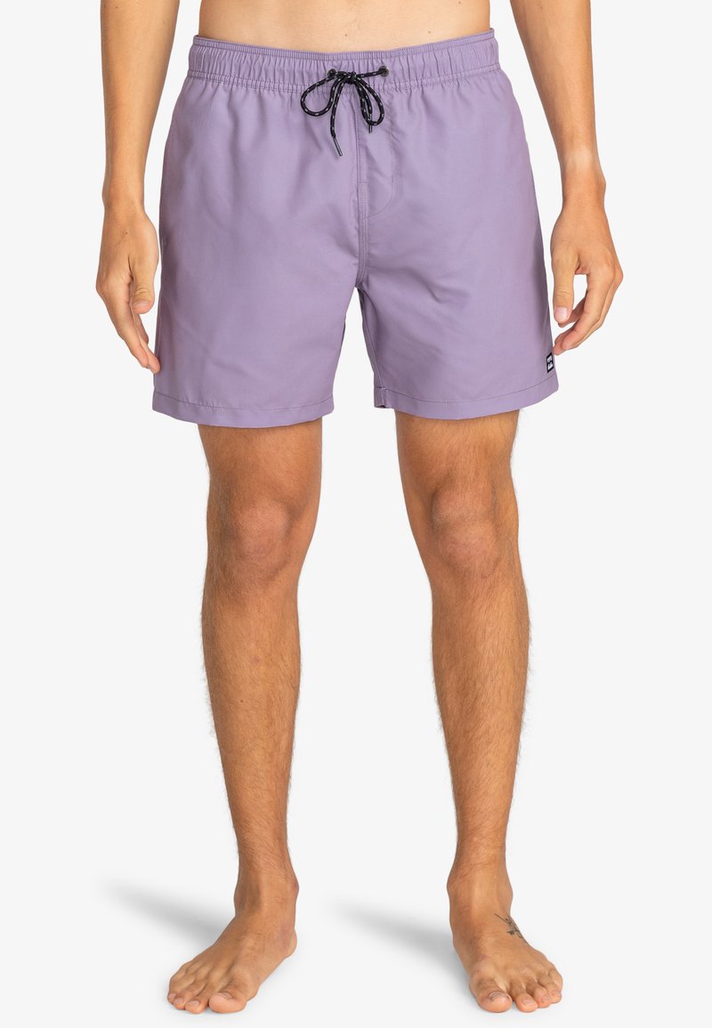 Costumi da bagno viola chiaro con elastico in vita, strings neri e tasche laterali, realizzati in un tessuto morbido e veloce da asciugare.