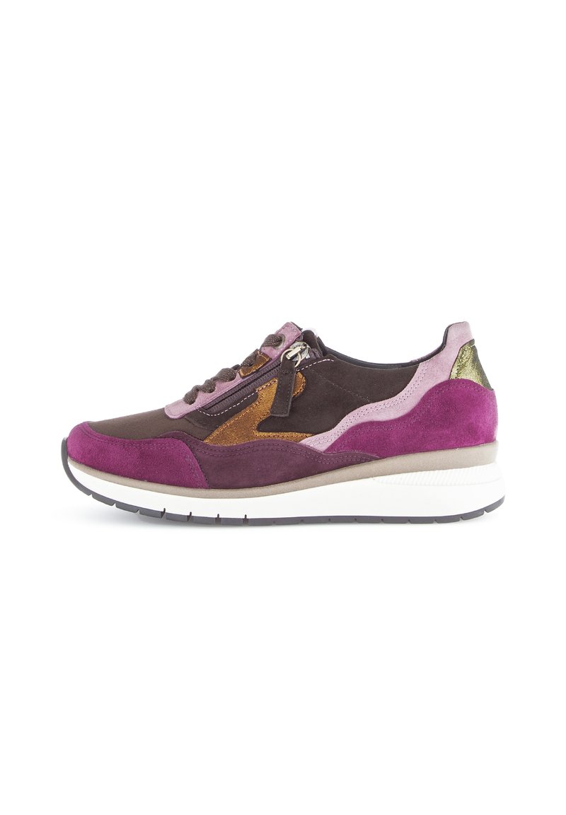 Chaussure de sport multicolore avec un dessus en suédé violet et marron, un accent texturé jaune-marron, et une semelle en caoutchouc blanc avec des détails noirs.